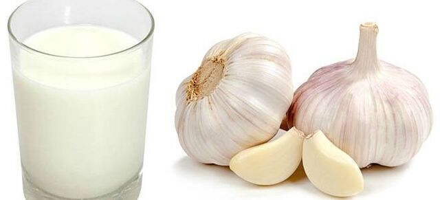 Garlic and milk will help eliminate worms at home. 